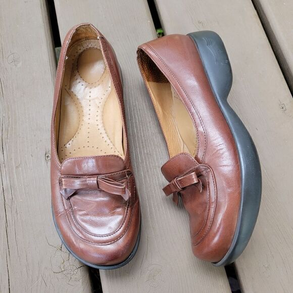 Dansko Shoes - Vintage 90s y2k Dansko Danielle Bow Brown Leather Chunky Lolita Slip-on Loafers